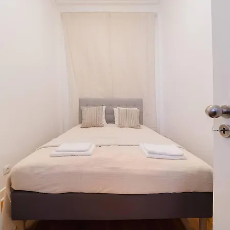 5Br Escape Castle Vibes & Scenic Lift Views Лиссабон