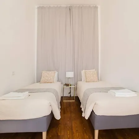 5Br Escape Castle Vibes & Scenic Lift Views Апартаменты *