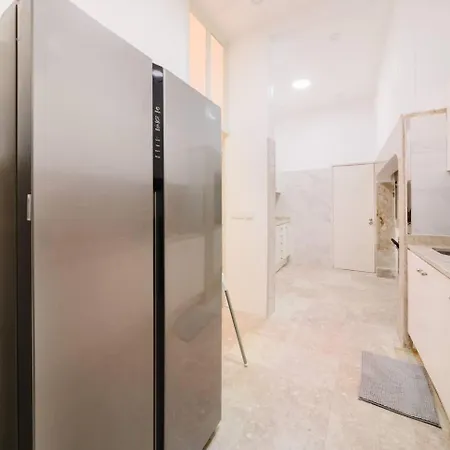 5Br Escape Castle Vibes & Scenic Lift Views Apartment