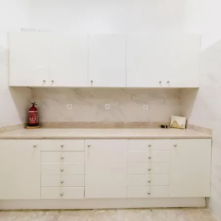 Apartment 5Br Escape Castle Vibes & Scenic Lift Views