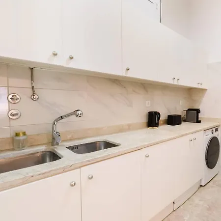 Apartment 5Br Escape Castle Vibes & Scenic Lift Views *