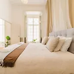 Luxury 5br Castle Views In Heartoflisbon Apartament